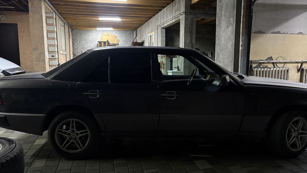 Продам машину мерс 124