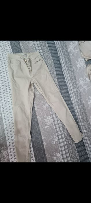 Vând 2 perechi pantaloni