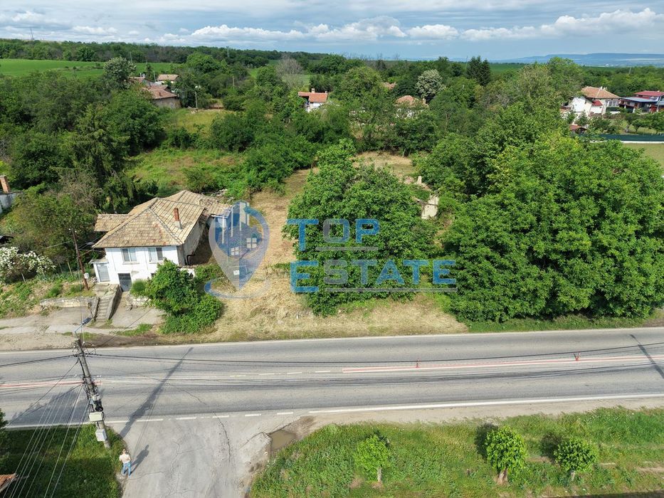 Парцел в регулация на главен път Русе - В. Търново в село Поликраище,