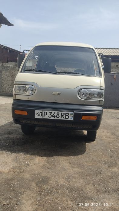 Машина сотилади срочна холари яхши 2009йил