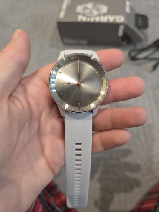 Продам часы Garmin Vivomove Trend