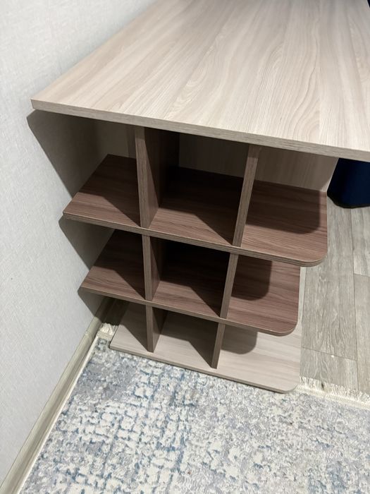 Продам стол и шкаф