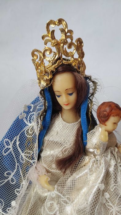 Голяма восъчна фигура на Мадоната и Младенеца в прозрачен овален купол