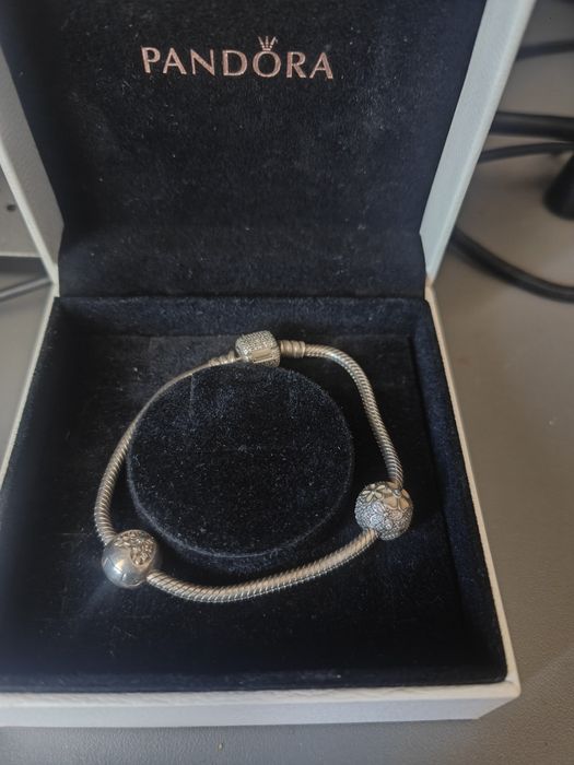 Vând 2 talismane Pandora și Sabrini.