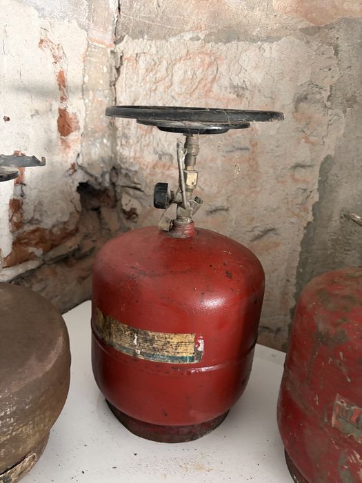 Продавам туристически газови бутилки