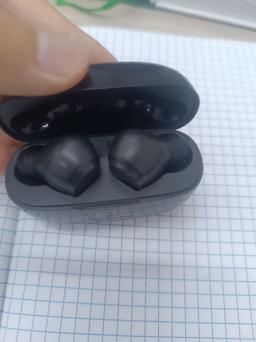 JBL Wave 200TWS чёрного цвета