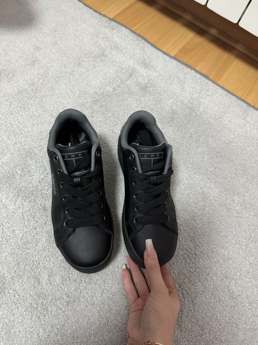 Оригинални обувки на Tommy Jeans. Обувчиците са обувани точно 2 пъти!