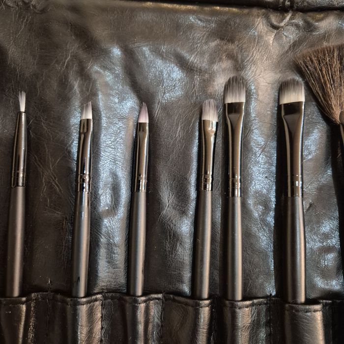 Четки за грим/естествена косъм в калъф от естествена кожа