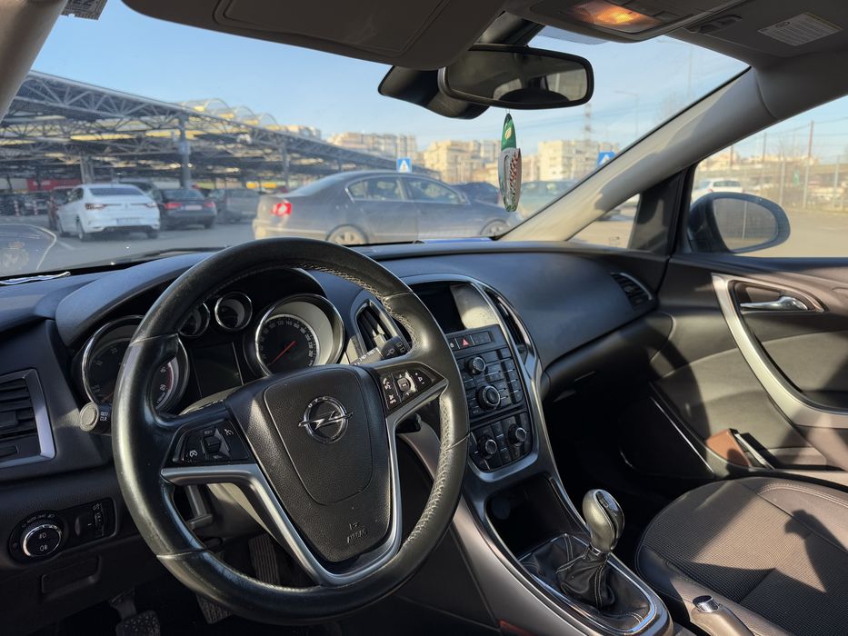 Opel Astra J 1.7 CDTI 2012 / climatronic / consum mic / întreținută