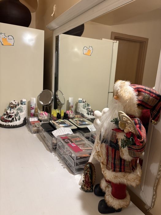 Comoda living VM3, 2 usi, 4 sertare, Alb Antichizat, 128 x 46 x 97 cm