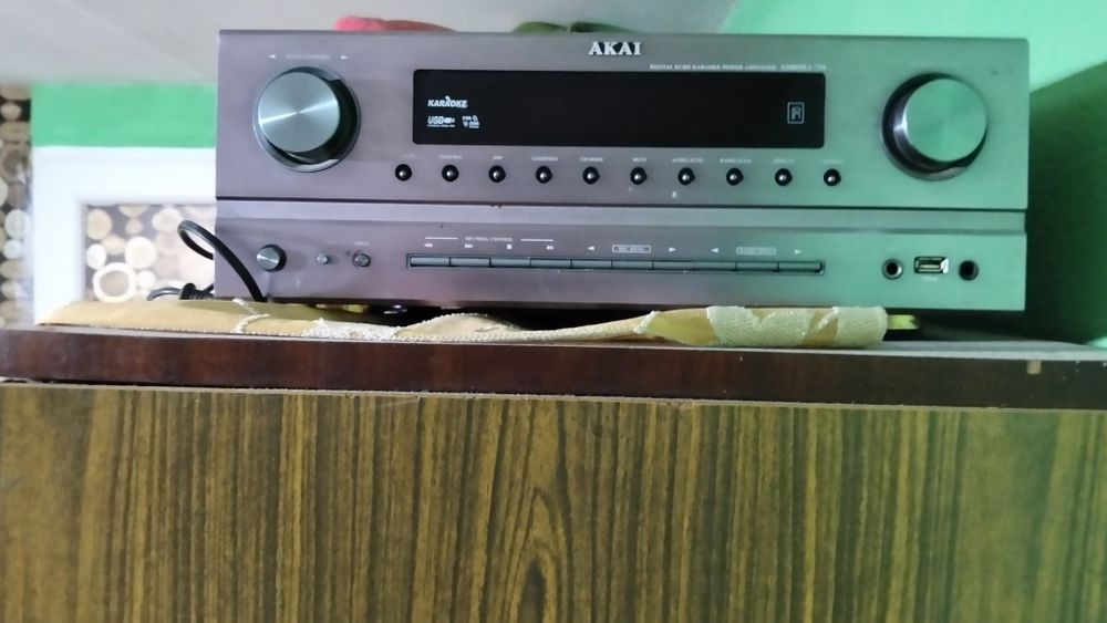 Vând sau schimb statia Akai+ bassul alui original