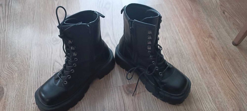 Дамски черни кубинки от изкуствена кожа.