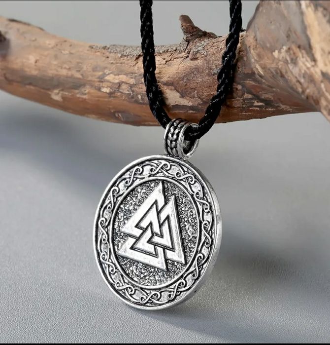 Викингски колиета - Трискела и Валкнът