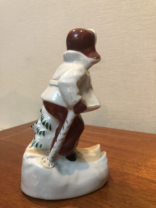 Статуетка мальчик на лыжах