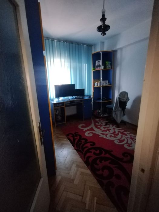 Închiriez apartament cu 3 Cameri