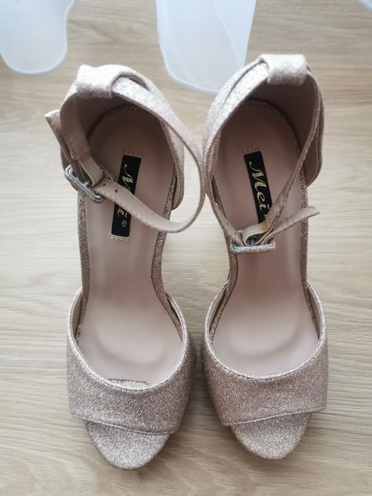 Sandale cu toc subțire și platforma 35