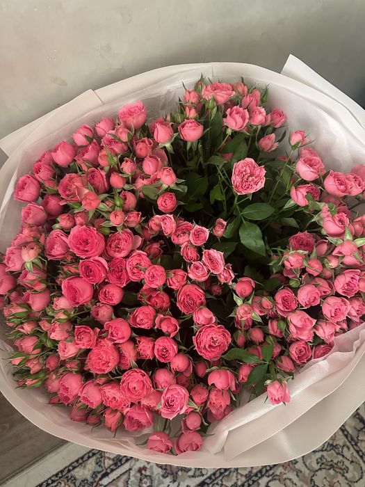 Свежий букет кустовых роз