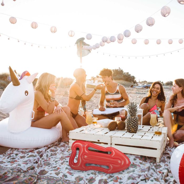 Colac de salvare gonflabil rosu cu snur pentru umar 30 x 64 cm