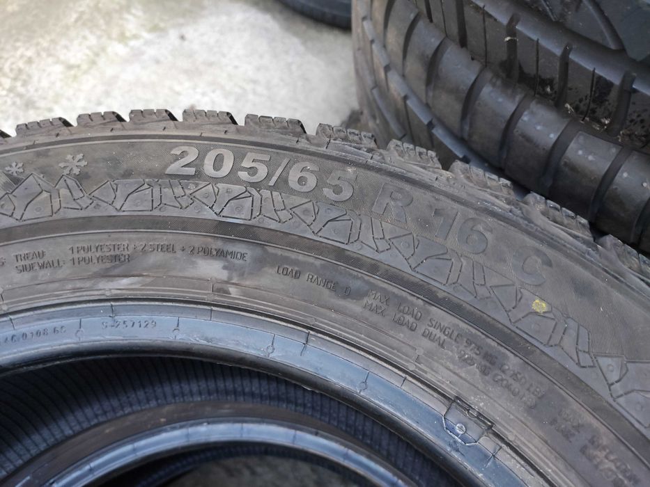 2бр Зимни гуми за бус 205 65 16 С - Semperit