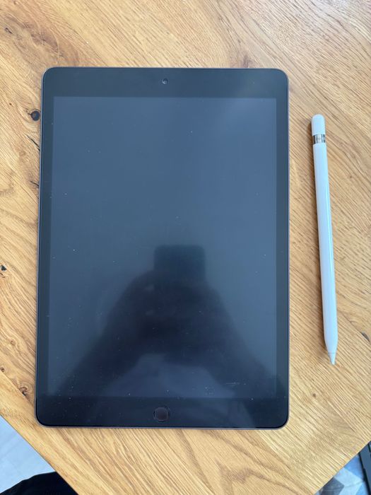 iPad 8th generation 128GB Apple Pencil & Logitech keyboard