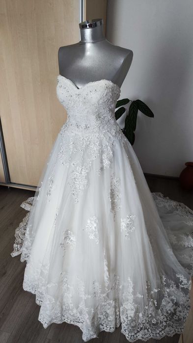 Vând rochie de mireasă cu trena