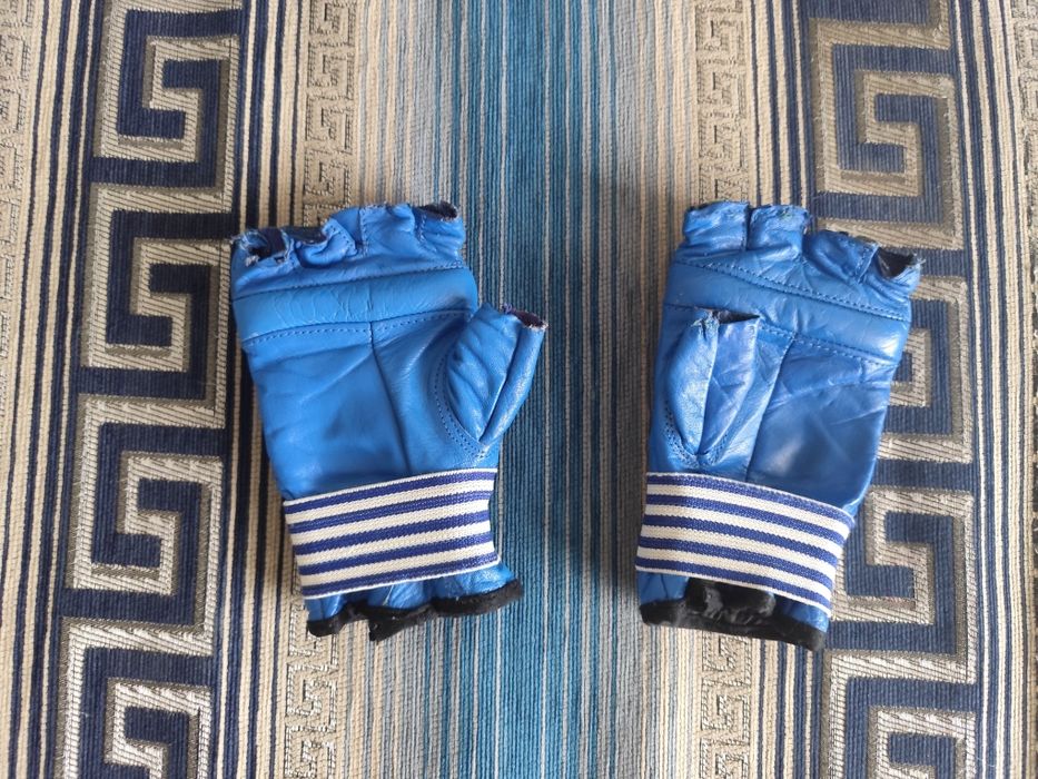 Перчатки для единоборств фирмы Everlast