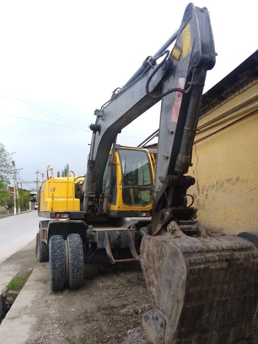 Екскаватор 135 сотилади