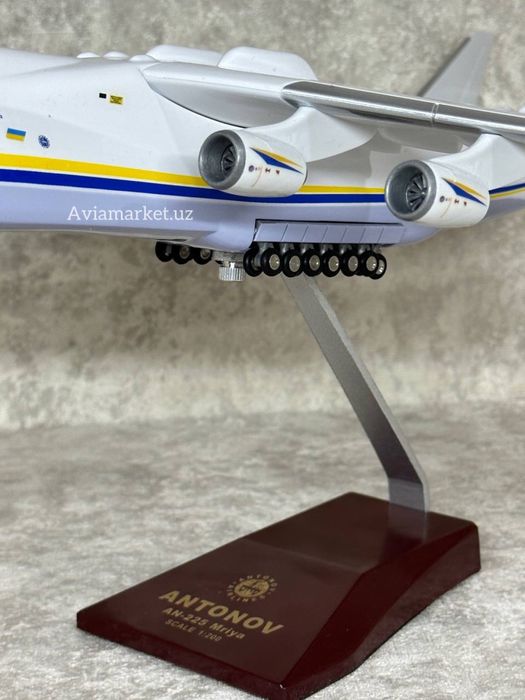 Самолет Антонов АН-225 МРИЯ Украина (масштаб 1:200-42см)