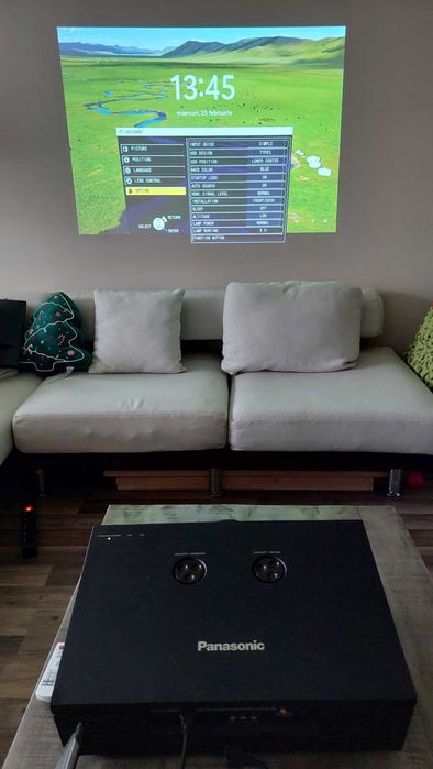 Videoproiector Panasonic Cinema Full HD, lampa noua