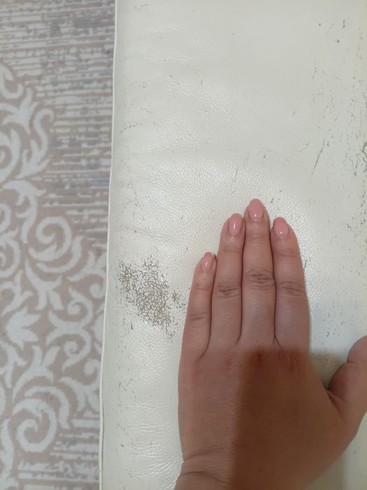 Продам диван кожаный молочного цвета