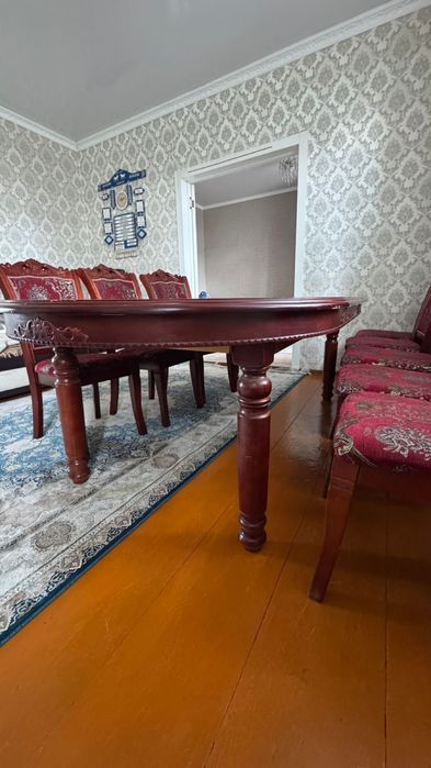 Стол с стулями в комплекте