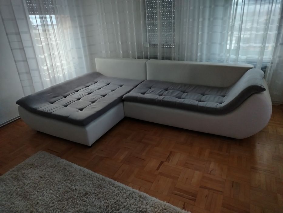 Colțar extensibil gri cu alb