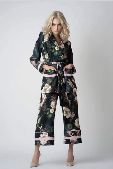 Vand Costum din Matase