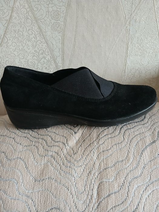 Продам недорого разную обувь.