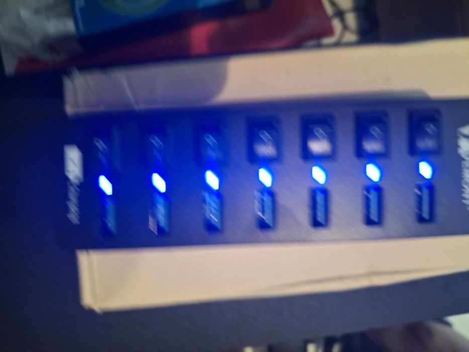 hub USB 3.0 de la VEMONT are 7 porturi, comutatoare individuale