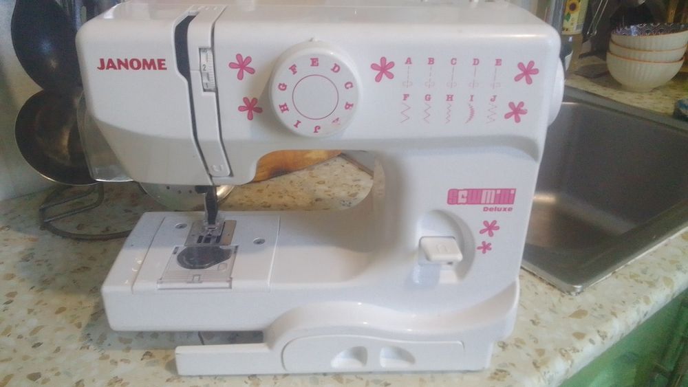 Продам швейную машинку janome