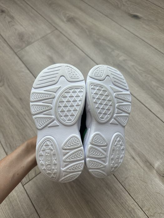 Продам кроссовки