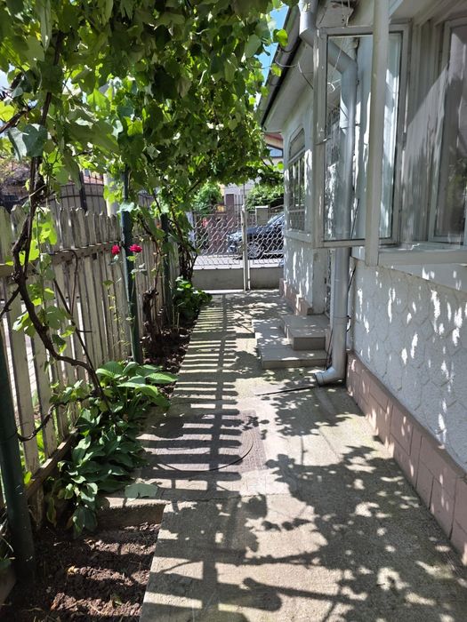 Închiriez casa cu curte în Centrul Ploieștiului
