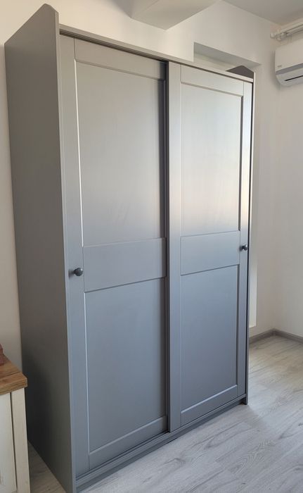 Dulap IKEA gri cu uși glisante – ideal pentru o persoană