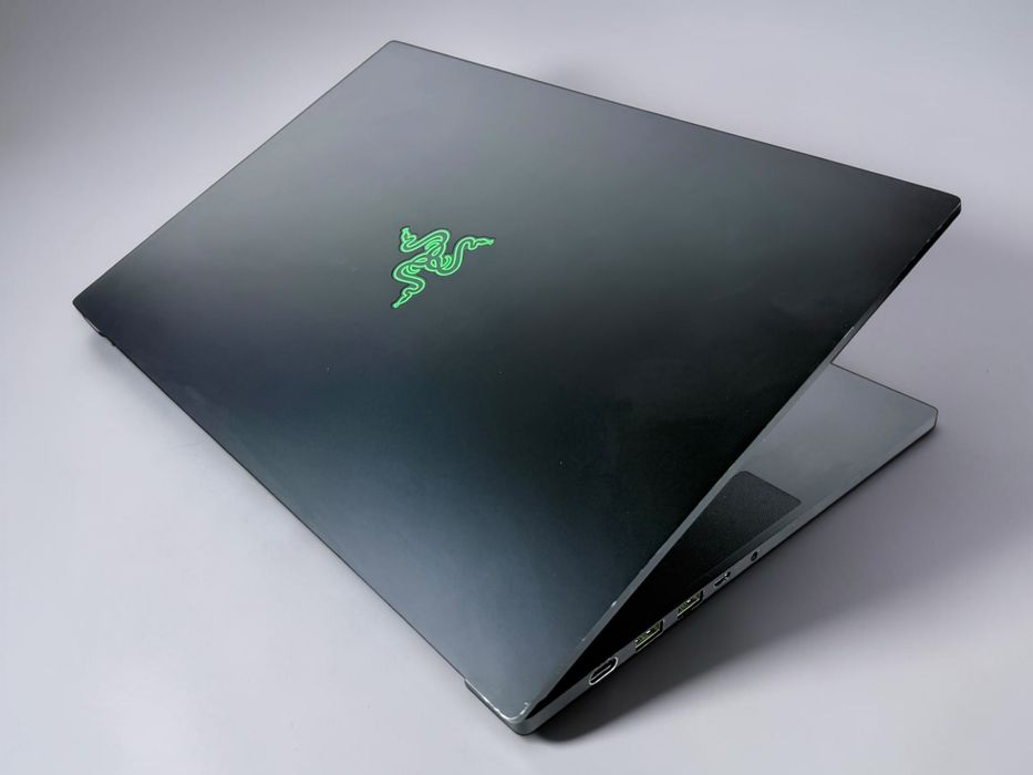 Razer Blade 15.6" Full HD 300Hz Intel Core i7-10875H 32GB DDR4 512GB SSD RTX 2080 Super Max-Q Геймърски лаптоп