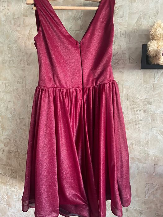 Рокля цвят бурдо