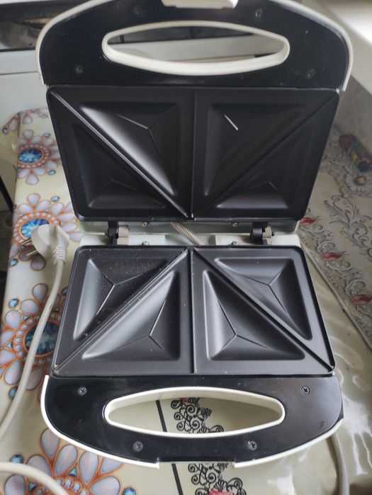 Продам бутербродницу (сендвичницу) не дорого