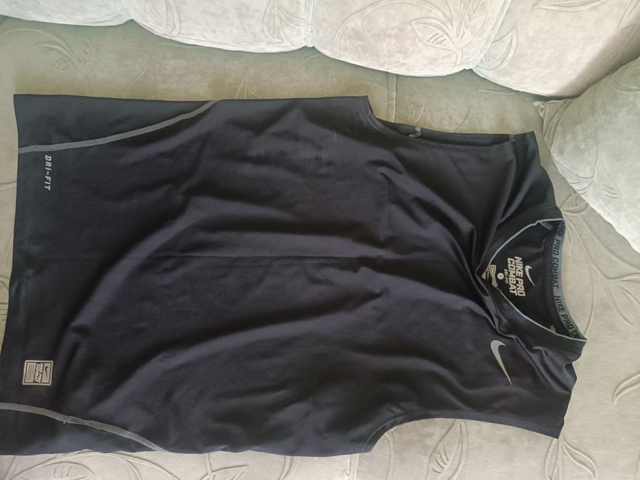 Спортен екип клин и две тениски без ръкави.