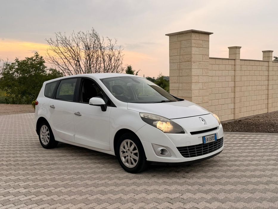 Renault scenic 1.9 dci - 7 locuri , navigație , keyless , euro 5 etc