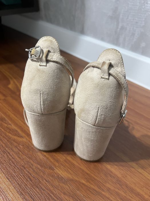 Отдам даром босоножки