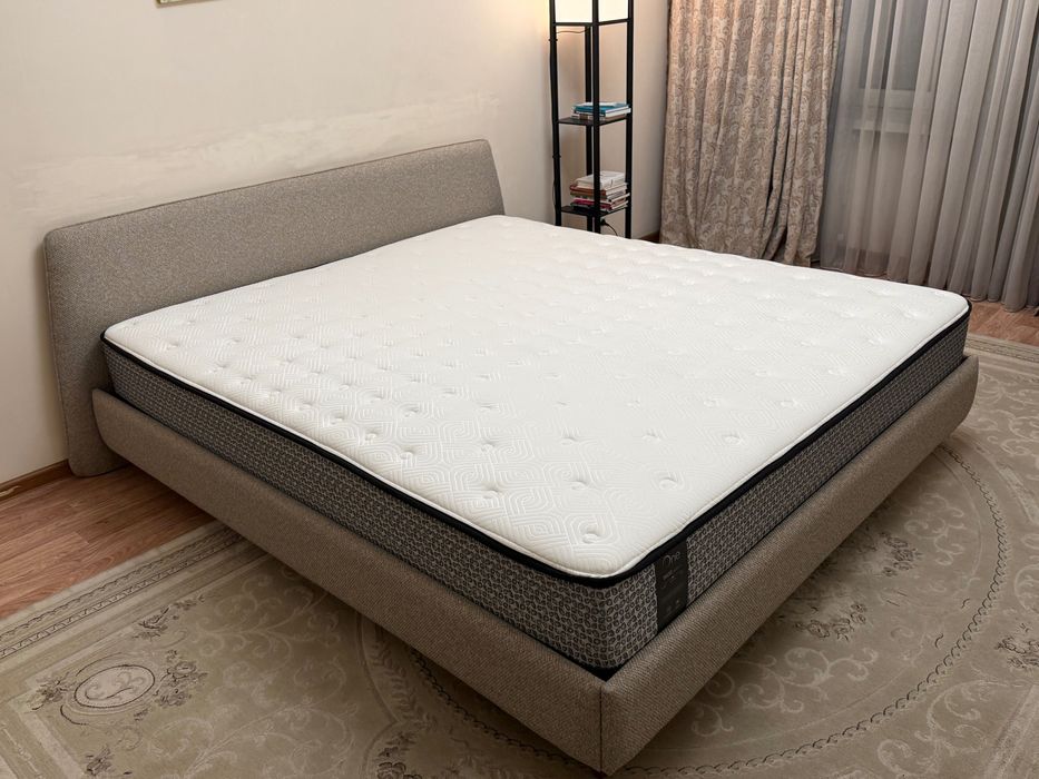 Двуспальная кровать с матрасом
