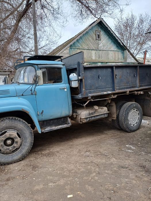 Вывоз мусора на автомобиле зил