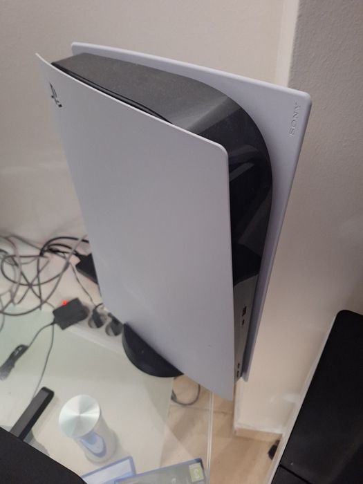 Продавам PS 5 - Slim