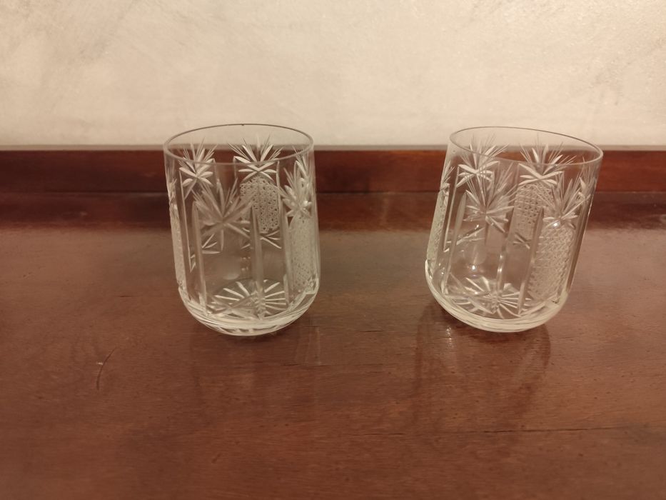 Кристални чаши за коняк и вино.