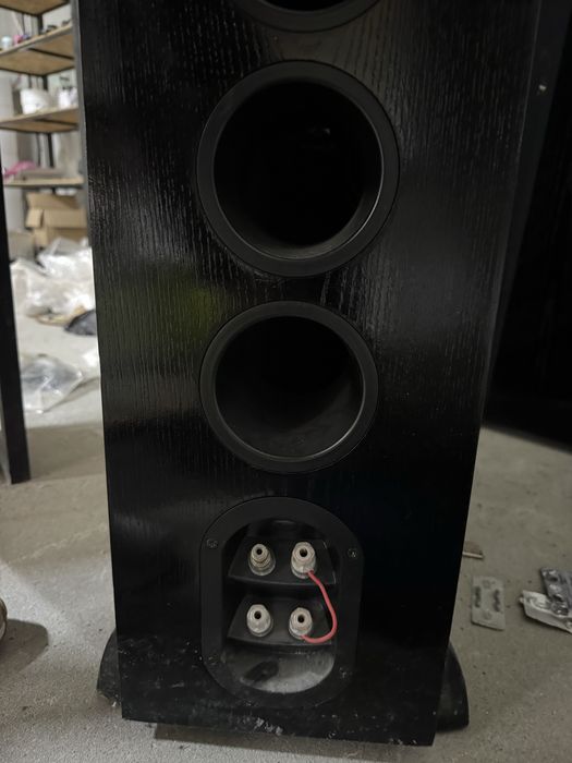 Se vând boxe Klipsch RF-83, model de top, extrem de rar și foarte apreciat de cunoscători.